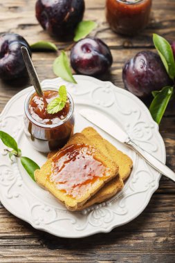 Tost ve erik reçeli ile kahvaltı