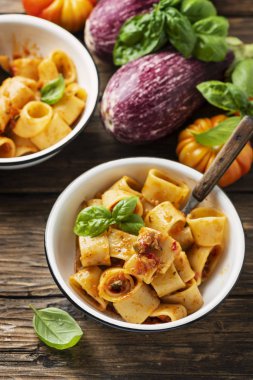 vejetaryen soslu makarna calamarata