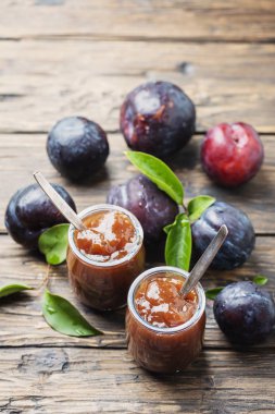 kırmızı erik ile yaz reçeli