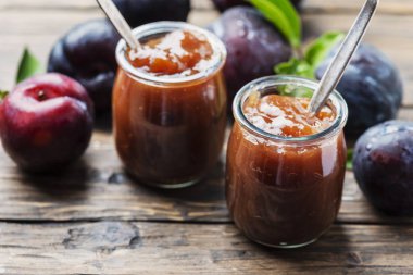 kırmızı erik ile yaz reçeli