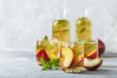 Şeftali ve nane ile yaz soğuk çay