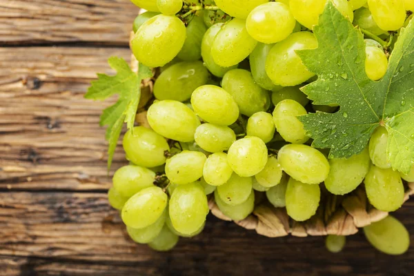 Sweet yellow grape with leaves — Stock Photo, Image