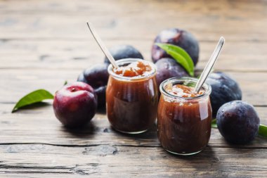 kırmızı erik ile yaz reçeli