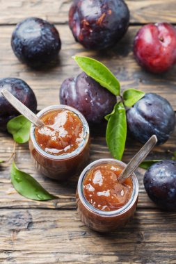 kırmızı erik ile yaz reçeli