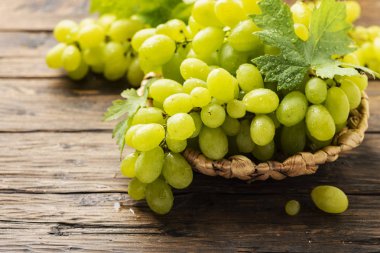 Yaprakları ile Tatlı sarı üzüm 