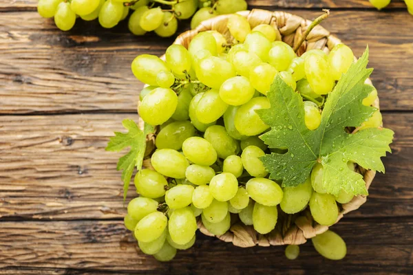 Сладкий желтый виноград с листьями — стоковое фото