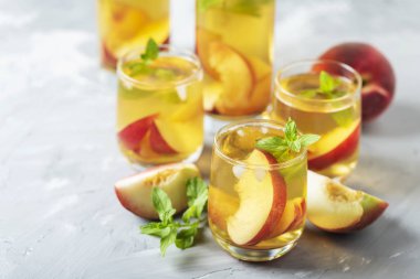 Şeftali ve nane ile yaz soğuk çay