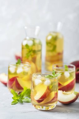 Şeftali ve nane ile yaz soğuk çay