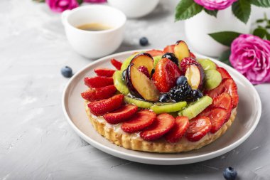 Çilek, kivi, erik ve krema ile Tart