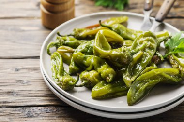 Pişmiş yeşil tatlı İtalyan biberi