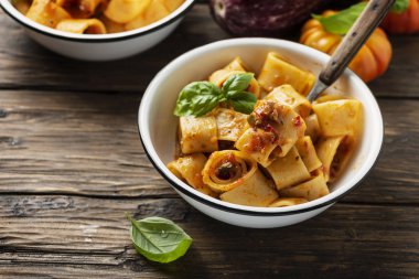 vejetaryen soslu makarna calamarata