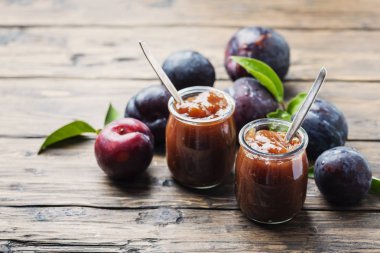 kırmızı erik ile yaz reçeli