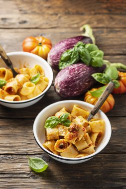 vejetaryen soslu makarna calamarata