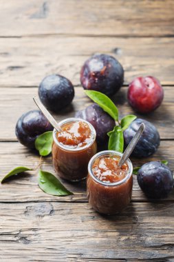 kırmızı erik ile yaz reçeli