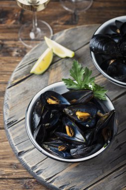 maydanoz ile pişirilmiş midye 