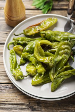 Pişmiş yeşil tatlı İtalyan biberi