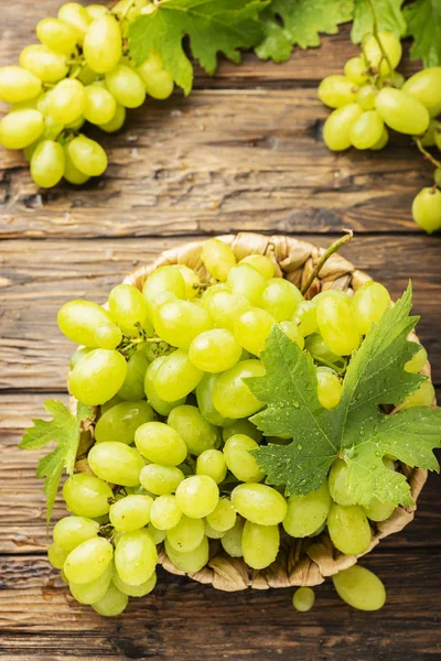 Uva amarilla dulce con hojas — Foto de Stock