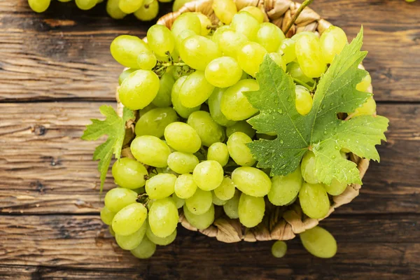Сладкий желтый виноград с листьями — стоковое фото