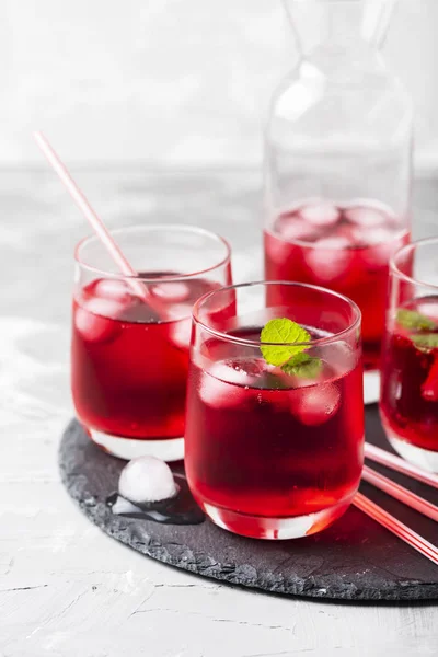 Röd alkoholhaltig Coctail med is och mynta — Stockfoto