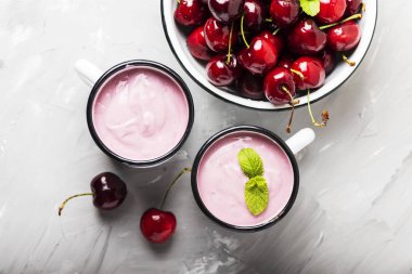 Kiraz ile yaz sağlıklı yoğurt