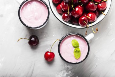 Kiraz ile yaz sağlıklı yoğurt