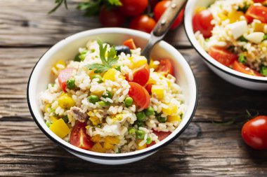 Pirinç ile soğuk yaz salatası