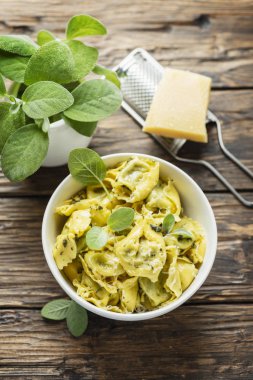 Adaçayı ile geleneksel İtalyan raviolli