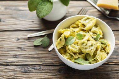 Adaçayı ile geleneksel İtalyan raviolli