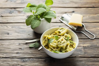 Adaçayı ile geleneksel İtalyan raviolli