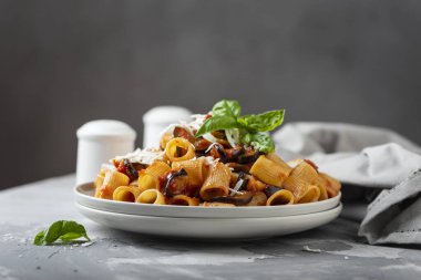 Geleneksel İtalyan yemeği alla norma