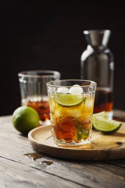 Limonlu ve buzlu sert altın rom.