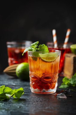 Buz ve limonlu taze kırmızı kokteyl.