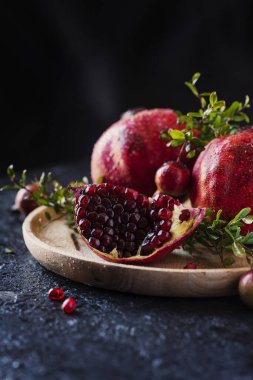 Yeşil yapraklı tatlı kırmızı nar.