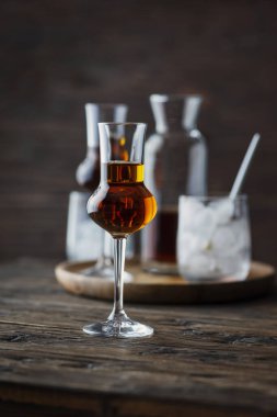 Buzlu güçlü bir likör.