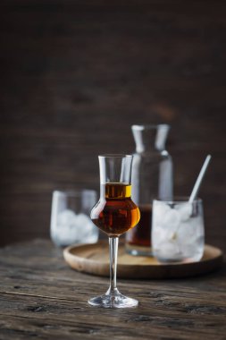 Buzlu güçlü bir likör.