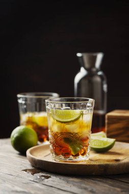 Limonlu ve buzlu sert altın rom.