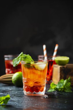 Buz ve limonlu taze kırmızı kokteyl.