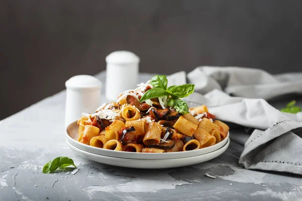 Geleneksel İtalyan yemeği alla norma