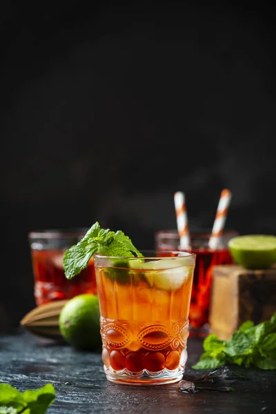 Красный свежий коктейль со льдом и лаймом — стоковое фото