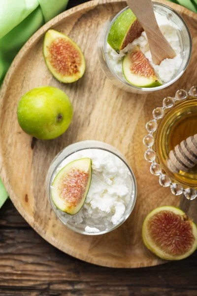 Cottage cheese with figs and honey — Stock Photo, Image