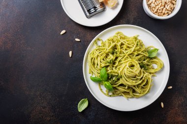 Geleneksel İtalyan spagettisi ve fesleğen sosu. Fotokopi alanı olan en üst görüntü