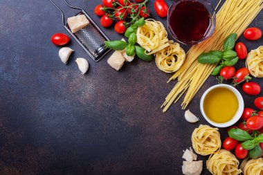 Makarna, tagliatelle, domates, fesleğen, peynir, sarımsak ve şarap ile en iyi görüntü. Sağlıklı İtalyan yemekleri kavramı