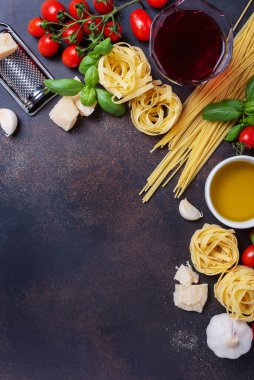 Makarna, tagliatelle, domates, fesleğen, peynir, sarımsak ve şarap ile en iyi görüntü. Sağlıklı İtalyan yemekleri kavramı