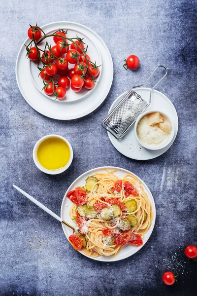 Pasta Italiana Tradicional Con Tomate Calabacín Queso Parmesano Concepto Comida — Foto de Stock