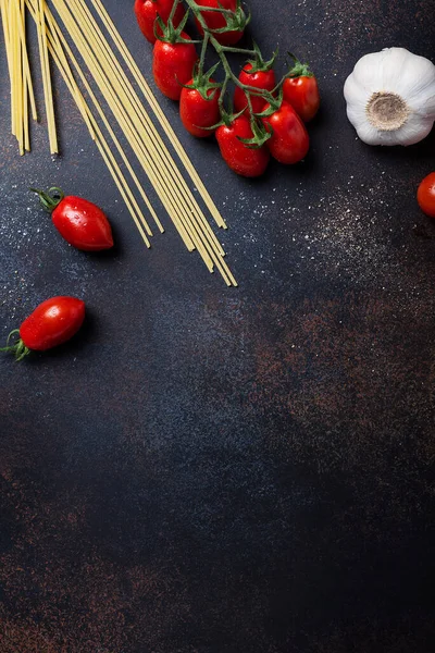 Talyan Makarnası Pişirmek Için Gerekenler Spagetti Domates Siyah Masada Sarımsak — Stok fotoğraf