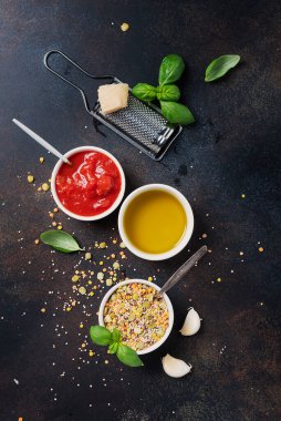Domates sosisi ve fesleğenli baklagillerin bitkisel vejetaryen karışımı. Sağlıklı beslenme kavramı. Fotokopi alanı olan en üst görüntü