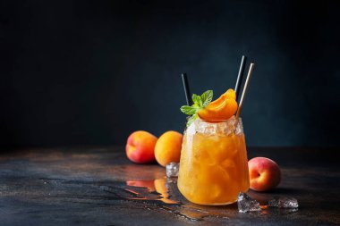 Bar konsepti ve yaz içkileri konsepti. Kayısı, buz ve nane arkaplanda bir bardak yaz kokteyli. Seçici odak resmi.