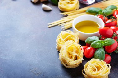 Spagetti, tagliatelle, domates, fesleğen, peynir, sarımsak ve şarap. Sağlıklı İtalyan yemekleri kavramı
