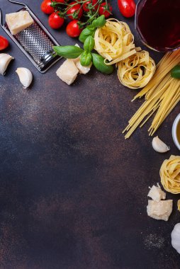 Makarna, tagliatelle, domates, fesleğen, peynir, sarımsak ve şarap ile en iyi görüntü. Sağlıklı İtalyan yemekleri kavramı