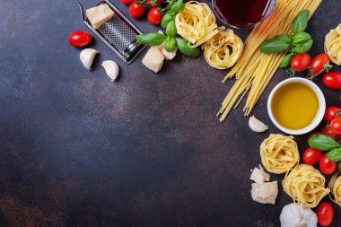 Makarna, tagliatelle, domates, fesleğen, peynir, sarımsak ve şarap ile en iyi görüntü. Sağlıklı İtalyan yemekleri kavramı